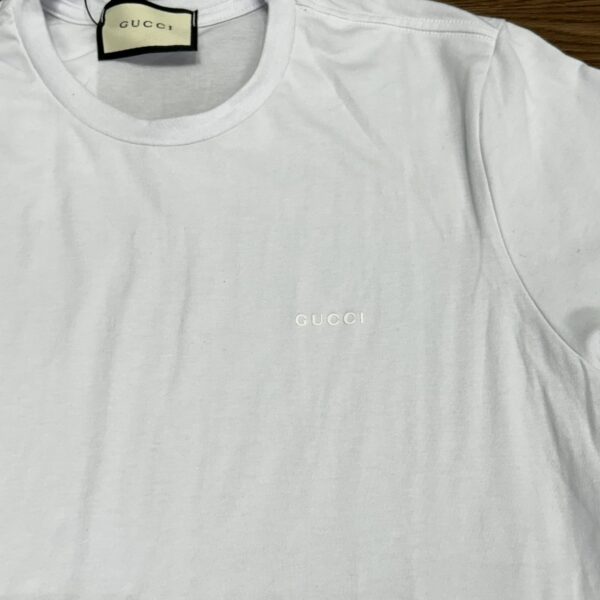 detalhe camisa branca basic gucci
