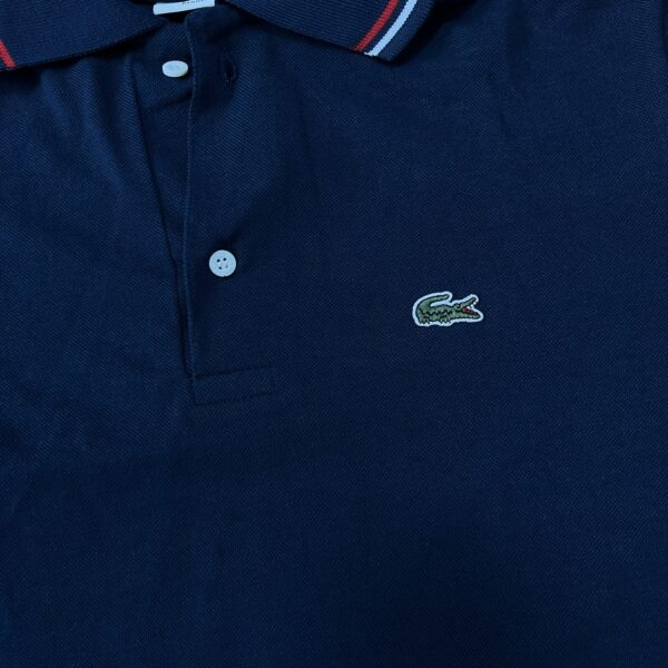 polo lacoste azul detalhes